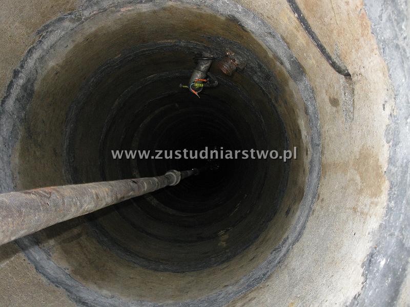 Prusy - pogłębianie studni kopanej 28 metrowej i czyszczenie.jpg